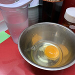 ラーメン二郎 - 越谷の生卵さんはデカい器に入ってきて何か嬉しい