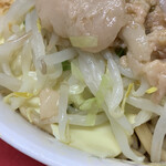 ラーメン二郎 - チーズちゃんは恥ずかしそうに隠れてます