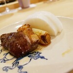 勢麟 - 次々と焼きあがる鴨と葱。新鮮な大根を口直しに。