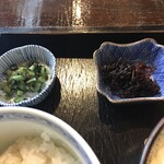 湯葉丼 直吉 - 伊豆なので、左は山葵菜⁇と思い食べましたが
ツンと全くしません。野沢菜と思います。