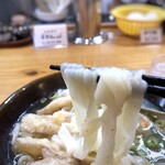 葉隠うどん - ＊麺は平打ちで、ヤワトロ。博多のヤワ麺にも慣れましたが、こちらは柔らかいというかテレテレ食感。