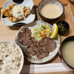 有楽町うまやの楽屋 - 牛たん炙り焼きとチキン南蛮定食（麦ご飯）