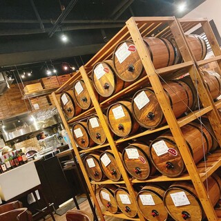 店内に並ぶ16種類の樽ワインは、セルフ飲み放題で楽しめます♪