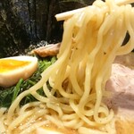 横浜ラーメン 渡来武 - 酒井製麺の中太麺