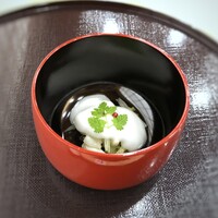 和食堂 山里 ホテルオークラ福岡 - ◆烏賊　白菜　 淡雪仕立・・ボイルした烏賊と刻んだ白菜の上に、泡雪に見立てた軽い塩味の卵白が盛られています。