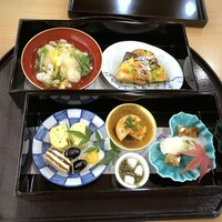 和食堂 山里 ホテルオークラ福岡 - コラーユ玉地巻　干し柿博多　帆立柚子味噌田楽　黒豆松葉　鮟肝ポン酢　もずく酢霰長芋 　鰤大根豆鼓焼　海老芋唐揚げ：海老　水菜　餡掛けなど。