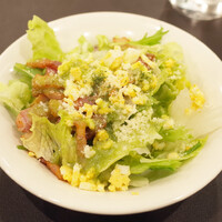 紅花別館 - サンタモニカ(4500円)のフライドベーコンのミモザ風サラダ グリーンドレッシング