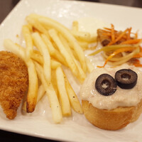 紅花別館 - サンタモニカ(4500円)のフィッシュ＆チップス、ツナとオリーブのクロスティーニ、金目鯛のエスカベッシュ