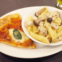 紅花別館 - サンタモニカ(4500円)のピッツァマルゲリータ、茸と鶏ひき肉のペンネ バターと胡椒風味