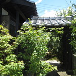 味ごよみ 花こま - 庭への潜り門