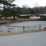 軽井沢プリンスホテル - 浅間山噴火；凍った池も灰色
