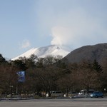 軽井沢プリンスホテル - 浅間山噴火；山の一部が灰色に