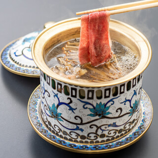 シェフ厳選の和牛を使用◎こだわりのブラックスープしゃぶしゃぶ