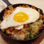 トンテキ食堂8 - 目玉ガーリックライス(550円)