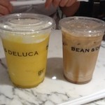 DEAN & DELUCA MARKET STORES - 2012/08 マンゴーヨーグルトフラッペ（M）500円、アイスカフェラテ（S）350円