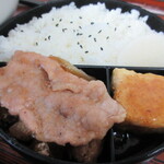 Yabuki - 醤油味の焼肉と、揚げ豆腐、たくあん付き