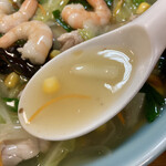Tomobe Shiyokudou - 鶏がらスープに、鰹節や昆布の出汁を加えた、あっさり系の塩味スープ