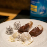 わいん食堂 Chez とし - ドライフィグ入りホワイトチョコ＆トリュフチョコ＆干し芋チョコ