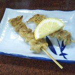 鶴亀 - 鶏皮２本 200円(税込)(2020年11月30日撮影)