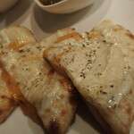 インド創作ダイニング&バー Spice Art - チーズとトマトのナン