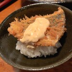 酒肴 新屋敷 - ご飯の上にタルタルソースと中濃