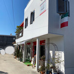 藤 - 駐車場は奥にあります