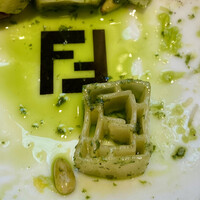 アニヴェルセル カフェ - お皿のロゴとパスタ(お目汚しでスミマセン)