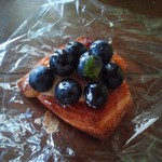 食べかけだけど、ブルーベリーのパン