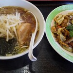 四川料理 味仙 - 醤油ラーメン＋回鍋飯\680。そりゃ太る。