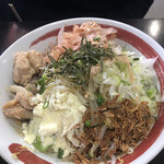 ラーメン中々 - 後輩くん まぜそば　800円　粉チーズが合うらしく美味いと言ってます。