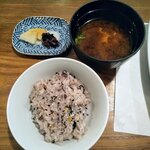旅荘 かわぐち - 15穀ご飯と赤出汁