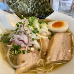 麺屋 承太郎 - 鶏煮干しラーメン。きざみタマネギ増し(無料)
      チャーシュー追加。