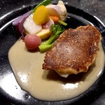 リョウリヤ ステファン パンテル - おろした里芋をのせた鯛　京野菜　しっかり焼いた魚の骨にバニラビーンズを入れバターとレモンビネガーで仕上げたソース