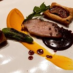 リョウリヤ ステファン パンテル - 豚ロースとリブ　林檎のピクルスとパイで挟んだブータンノワール　最後に味噌を合わせた赤ワインベースのソース