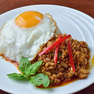 我们提供传统的泰国菜，例如国菜“Gapao Rice”！