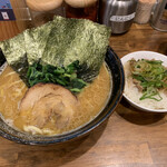 たくぞうのらーめん - 醤油豚骨ラーメン、チャーシュ丼セット850円