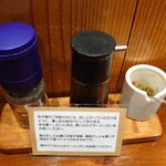 暁 製麺 - 調味料たち