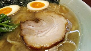 金八家 - 金八ラーメンはこのお店の特製に当たる感じですね。
チャーシュー1枚、ほうれん草、刻みネギ、煮玉子、海苔8枚。