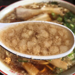 中華ラーメン たぐち - 背脂たっぷりのスープ