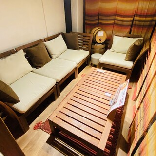 ソファでゆったりと寛げる半個室を完備。女子会やお子様連れに！