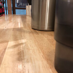 麺屋 K - カウンターのあつらえ。シンプルです。