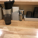 麺屋 K - 卓上調味料などはこんな感じ。