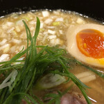 麺屋 K - 具はネギ2種類とチャーシュー、オプションの味玉。