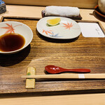 日本橋 蕎ノ字 - ☆天つゆなて西伊豆産の塩に静岡産のすだちが置かれている。