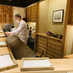 日本橋 蕎ノ字 - ☆鈴木大将の背には、故郷静岡の富士山と茶畑の絵が飾られている。絵の下には毎回、静岡の食材が何種類が置かれている。