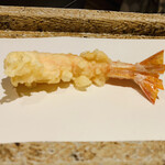 日本橋 蕎ノ字 - ■車海老（鹿児島産）
      ☆二つ目はカリッと火入れした海老を天つゆで頂く。
      ◎天ぷらは最初の海老で決まる。何度食べても完成度が高く美味い。