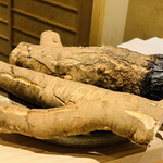 日本橋 蕎ノ字 - ■旬野菜
      ☆富士宮産の大浦ごぼう。
      ◎ 肉質はやわらかく繊維質は少なめ。
      ◎千葉県匝瑳市の大浦地区が原産地。縁起のいい伝統の巨大ゴボウとして有名。