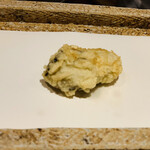 日本橋 蕎ノ字 - ■かき
      ☆広島県大黒神島産のカキ。
      ◎一つ目は塩で頂く。
      ◎無人島の大黒神島産のカキは濃厚で甘みも強い。