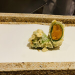 日本橋 蕎ノ字 - ■うに大葉巻き
      ☆北海道産バフンウニ。大葉に巻いて天ぷらに。
      うにの甘みがなんとも言えない美味さ。塩で頂く。