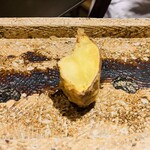 日本橋 蕎ノ字 - ■さつまいも
      ☆静岡産のさつまいも。
      ◎温度が低めの油で30分位かけて揚げていく。 お菓子みたいな甘さがある。